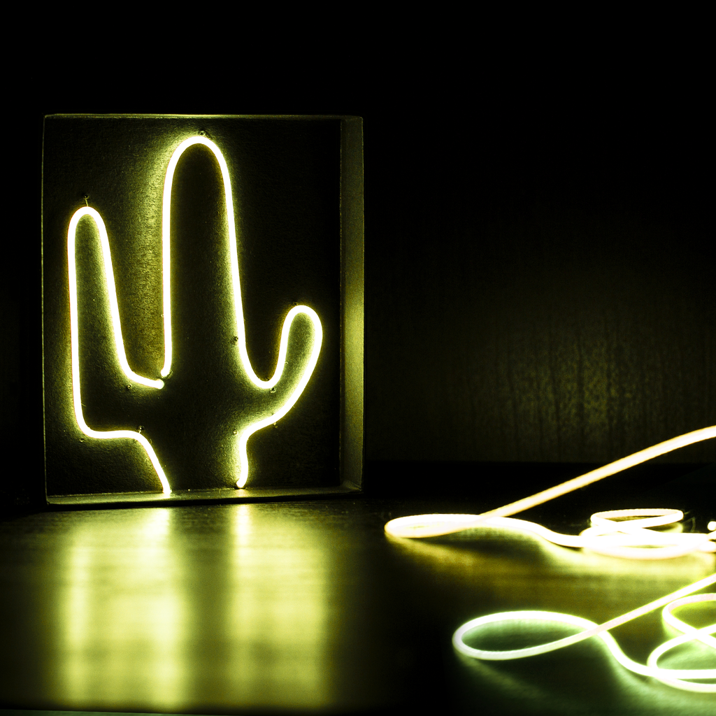 LED Noodles (5 x 300mm) - These bright, flexible LED 'noodles' run off 3V and are great for adding cool cyberpunk light effects to wearables, models and dioramas or for making tiny pretend neon signs.
